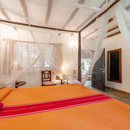 Diani Marine Divers Village Диани Бийч Екстериор снимка