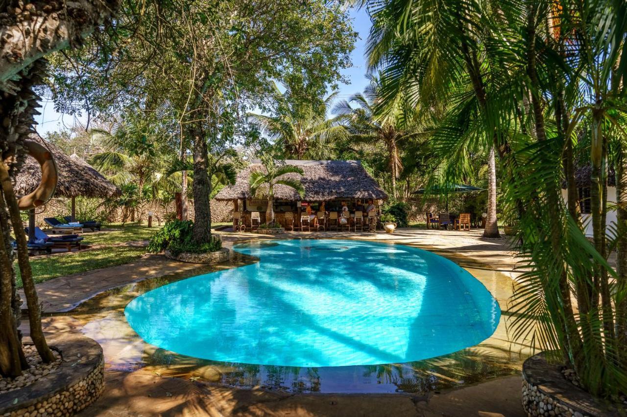 Diani Marine Divers Village Диани Бийч Екстериор снимка