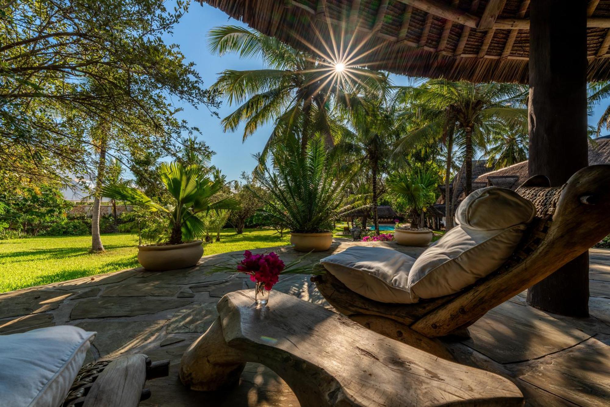Diani Marine Divers Village Диани Бийч Екстериор снимка