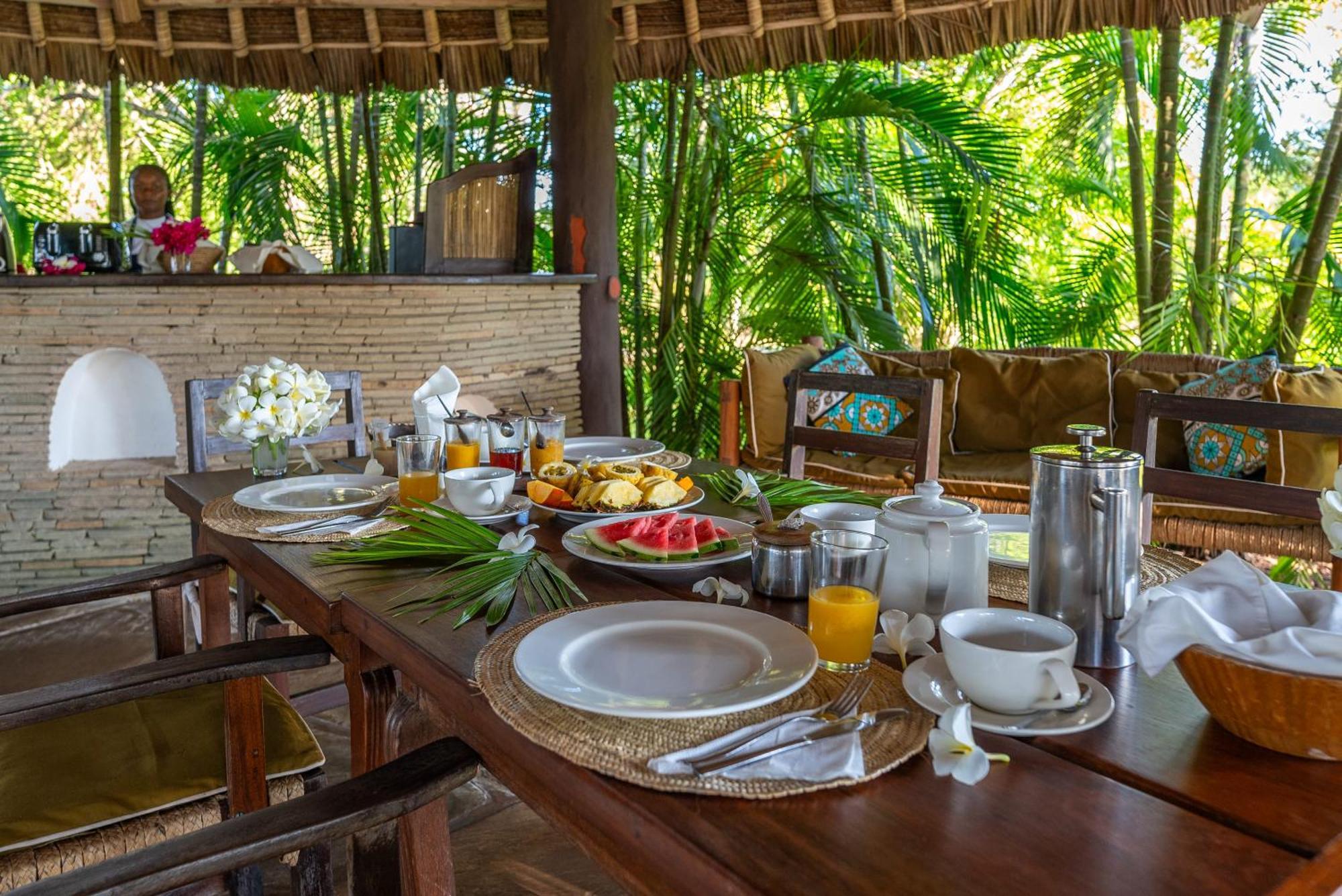 Diani Marine Divers Village Диани Бийч Екстериор снимка