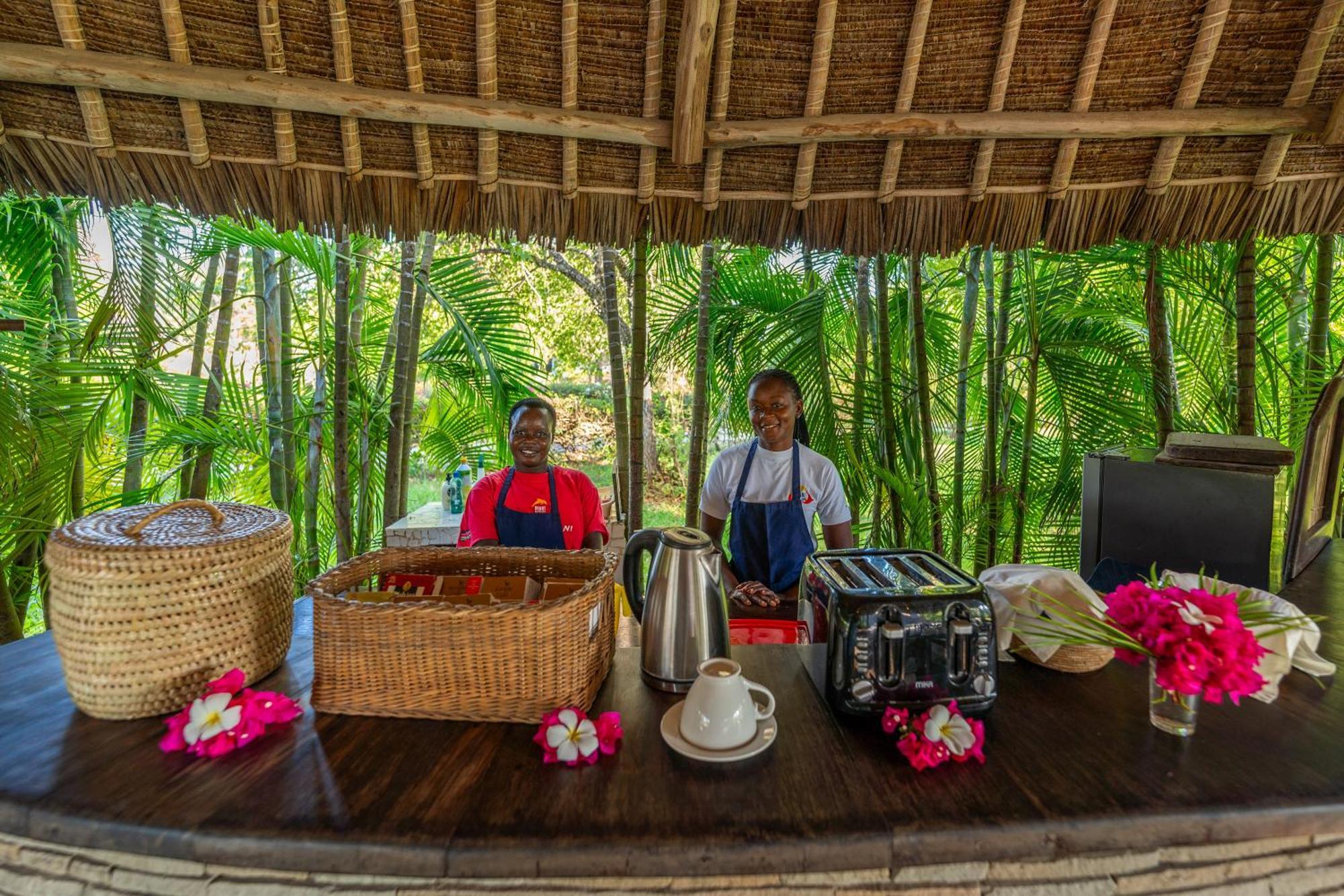 Diani Marine Divers Village Диани Бийч Екстериор снимка