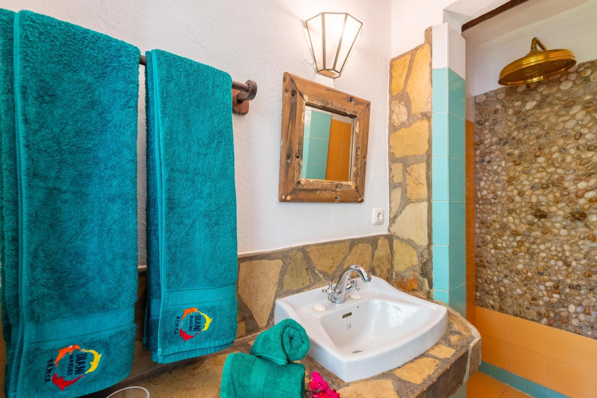 Diani Marine Divers Village Диани Бийч Екстериор снимка