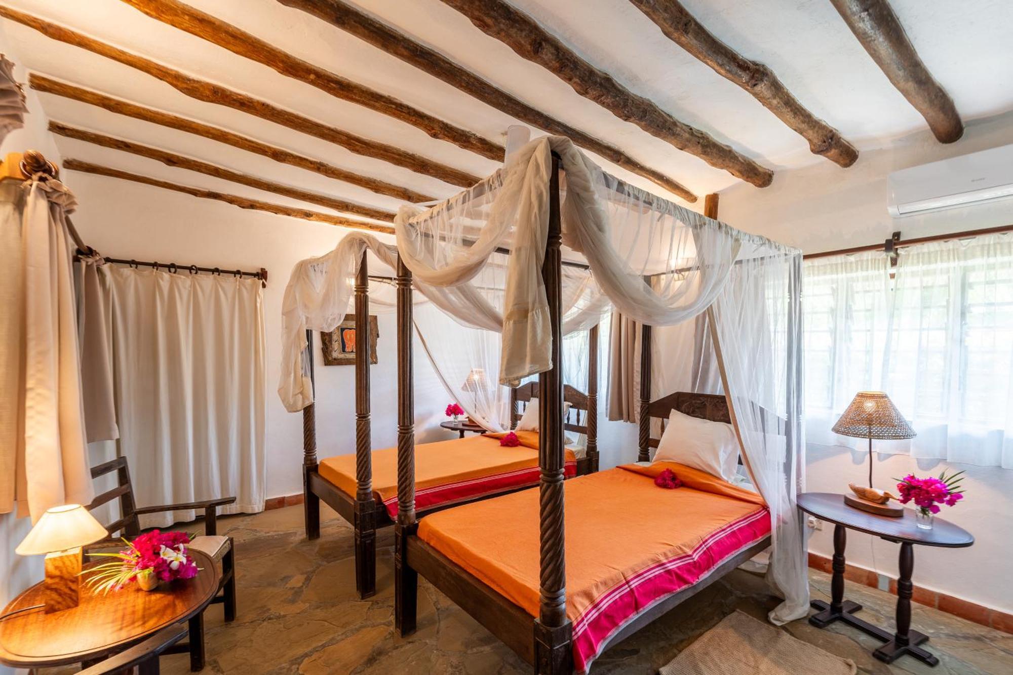Diani Marine Divers Village Диани Бийч Екстериор снимка