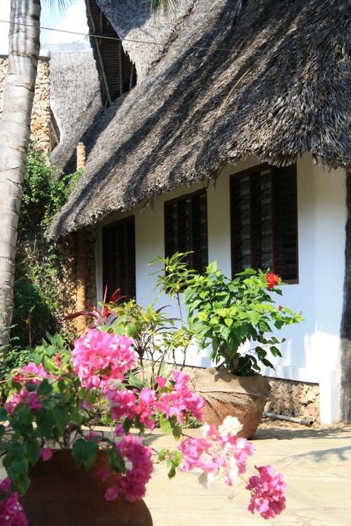Diani Marine Divers Village Диани Бийч Екстериор снимка
