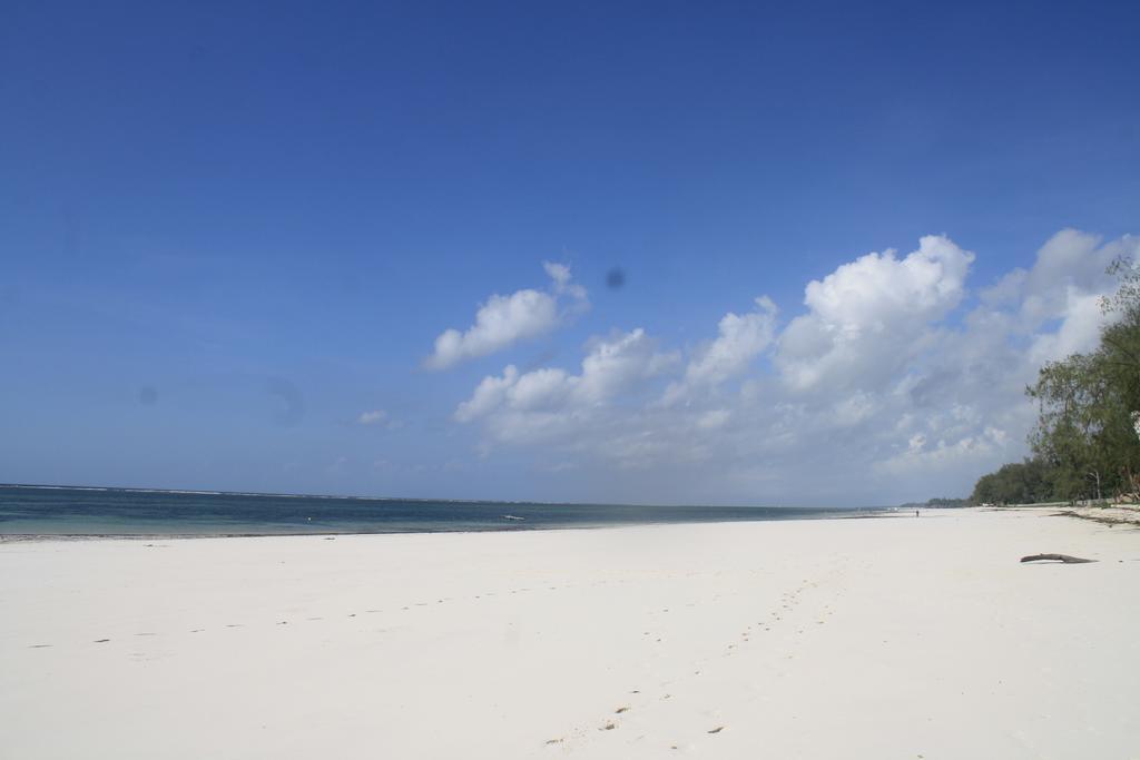 Diani Marine Divers Village Диани Бийч Екстериор снимка