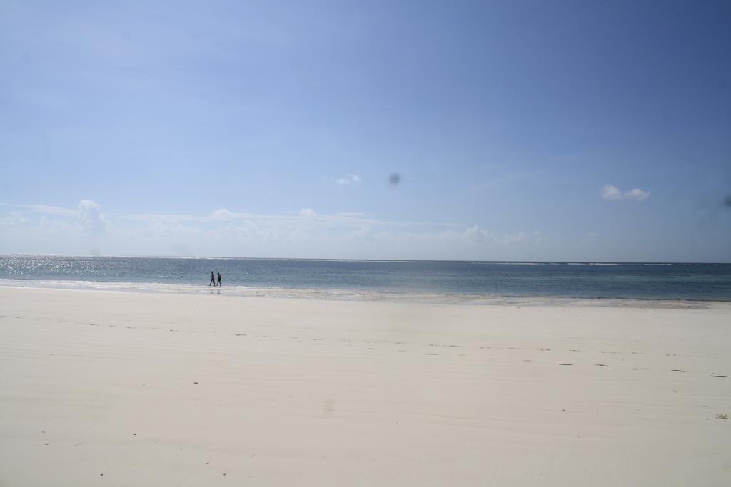 Diani Marine Divers Village Диани Бийч Екстериор снимка