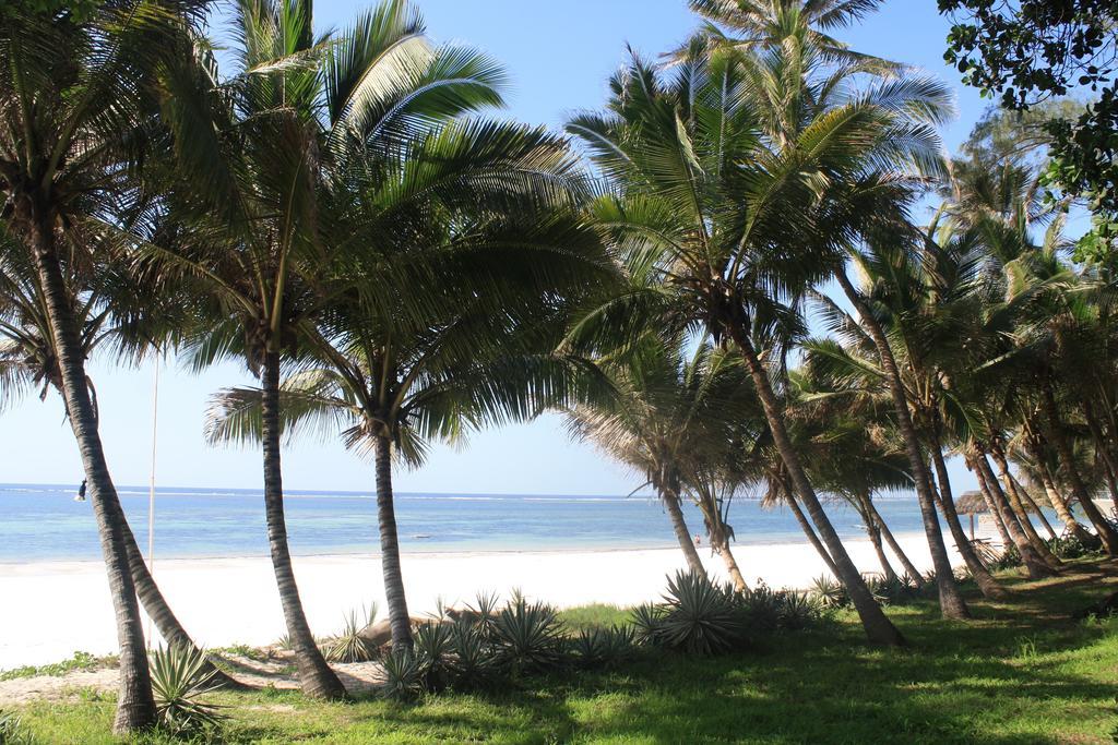 Diani Marine Divers Village Диани Бийч Екстериор снимка