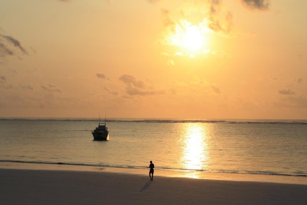 Diani Marine Divers Village Диани Бийч Екстериор снимка